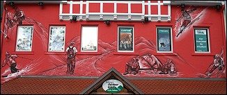 Outdoor Hütte Triberg Fassade Wandmalerei Evelina Iacubino